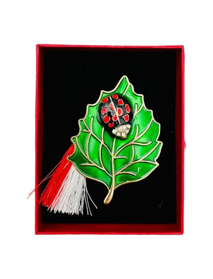 Brosa En-gros Gargarita pe Frunza, marime mare, ambalata in cutie rosie, 8.5×6.5×2.5cm Brosa En-gros Gargarita pe Frunza, marime mare, ambalata in cutie rosie, 8.5×6.5×2.5cm