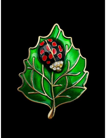 Brosa Martisor marime mare, Gargarita pe Frunza, editie 2024, 6×5cm, en-gros Brosa Martisor marime mare, Gargarita pe Frunza, editie 2024, 6×5cm, en-gros