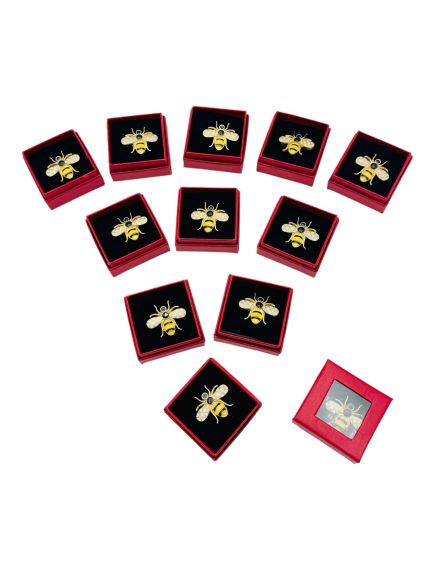 Set 24 Brose Martisor in cutiuta cu fereastra, 5×5cm, Albinuta, model 2024, en-gros Set 24 Brose Martisor in cutiuta cu fereastra, 5×5cm, Albinuta, model 2024, en-gros