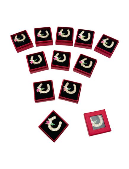 Set 24 Brose Martisor in cutiuta cu fereastra, 5×5cm, Potcoava Norocoasa, model 2024, en-gros Set 24 Brose Martisor in cutiuta cu fereastra, 5×5cm, Potcoava Norocoasa, model 2024, en-gros