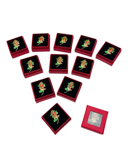 Set 24 Brose Martisor in cutiuta cu fereastra, 5×5cm, Trandafir, model 2024, en-gros Set 24 Brose Martisor in cutiuta cu fereastra, 5×5cm, Trandafir, model 2024, en-gros