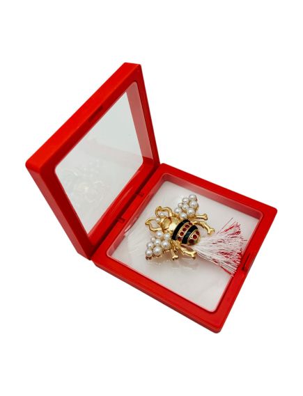 Brosa Martisor En-gros, Albinuta Stilizata in cutie cu expunere 3D, 8.5×8.5×2cm Brosa Martisor En-gros, Albinuta Stilizata in cutie cu expunere 3D, 8.5×8.5×2cm