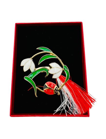 Brosa Martisor En-gros, Aranjament cu Ghiocei, ambalata in cutie rosie cu fereastra, 8.5×6.5×2.5cm Brosa Martisor En-gros, Aranjament cu Ghiocei, ambalata in cutie rosie cu fereastra, 8.5×6.5×2.5cm