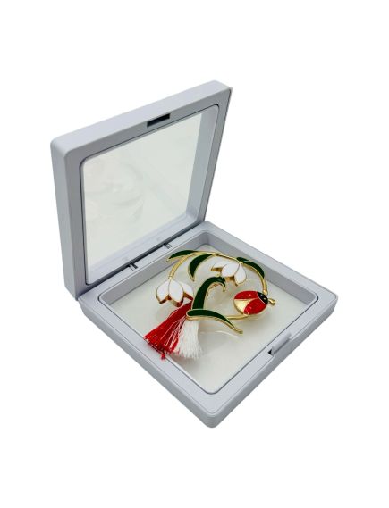 Brosa Martisor En-gros, Aranjament Ghiocei in cutie cu expunere 3D, 8.5×8.5×2cm Brosa Martisor En-gros, Aranjament Ghiocei in cutie cu expunere 3D, 8.5×8.5×2cm