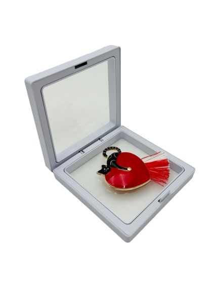 Brosa Martisor En-gros, Cat Love in cutie cu expunere 3D, 8.5×8.5×2cm Brosa Martisor En-gros, Cat Love in cutie cu expunere 3D, 8.5×8.5×2cm