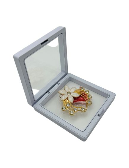 Brosa Martisor En-gros, Floare Deosebita in cutie cu expunere 3D, 8.5×8.5×2cm Brosa Martisor En-gros, Floare Deosebita in cutie cu expunere 3D, 8.5×8.5×2cm
