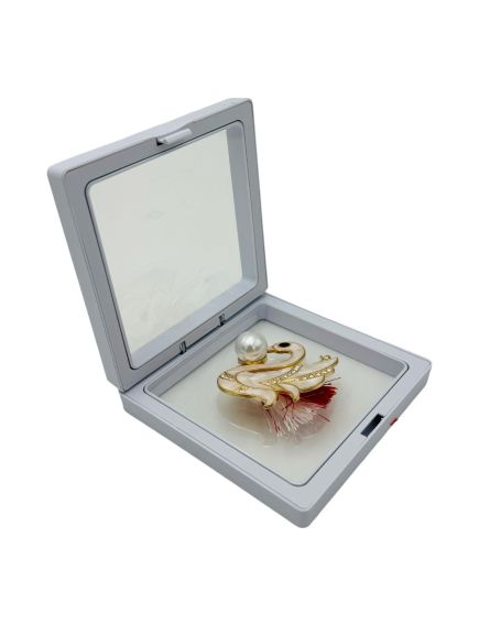 Brosa Martisor En-gros, Lebada Deosebita in cutie cu expunere 3D, 8.5×8.5×2cm Brosa Martisor En-gros, Lebada Deosebita in cutie cu expunere 3D, 8.5×8.5×2cm