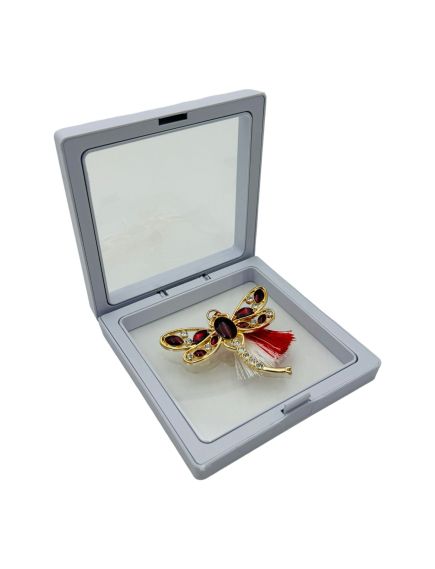 Brosa Martisor En-gros, Libelula Rosie in cutie cu expunere 3D, 8.5×8.5×2cm Brosa Martisor En-gros, Libelula Rosie in cutie cu expunere 3D, 8.5×8.5×2cm