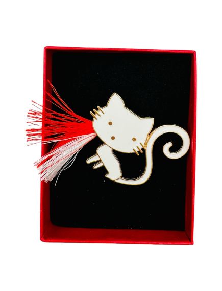 Brosa Martisor En-gros, Pisicuta Simpatica, ambalata in cutie rosie cu fereastra, 8.5×6.5×2.5cm Brosa Martisor En-gros, Pisicuta Simpatica, ambalata in cutie rosie cu fereastra, 8.5×6.5×2.5cm