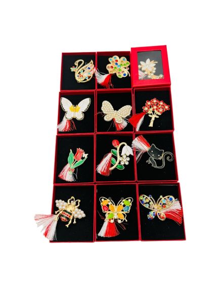 En-gros Brosa Martisor ambalata in cutie rosie cu fereastra, 8.5×6.5×2.5cm, modele diferite En-gros Brosa Martisor ambalata in cutie rosie cu fereastra, 8.5×6.5×2.5cm, modele diferite