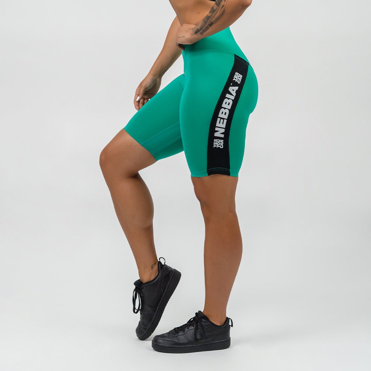 Pantaloni scurți pentru femei Biker High Waisted ICONIC Green - NEBBIA Pantaloni scurți pentru femei Biker High Waisted ICONIC Green - NEBBIA