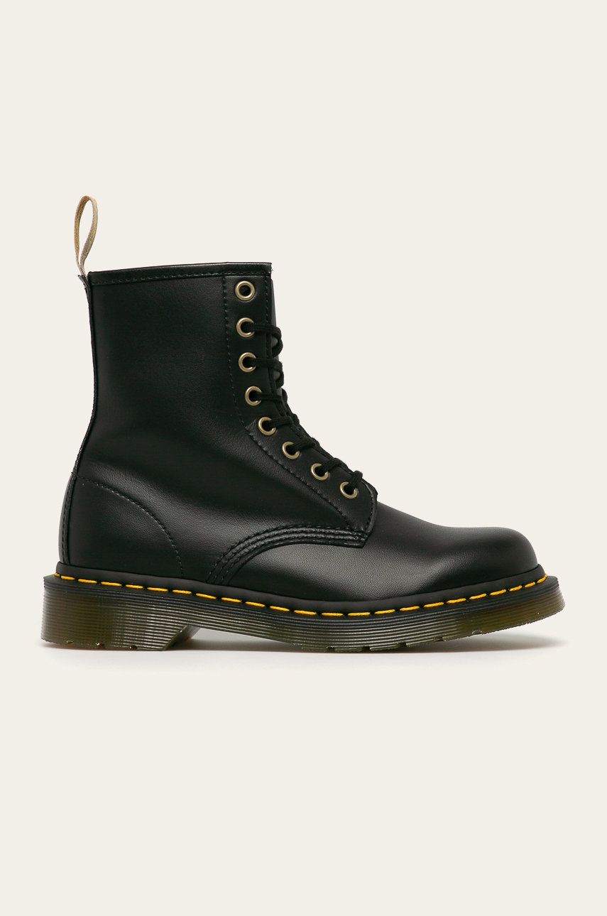 Dr. Martens bocanci Vegan 1460 femei, culoarea negru, cu toc plat Dr. Martens bocanci Vegan 1460 femei, culoarea negru, cu toc plat