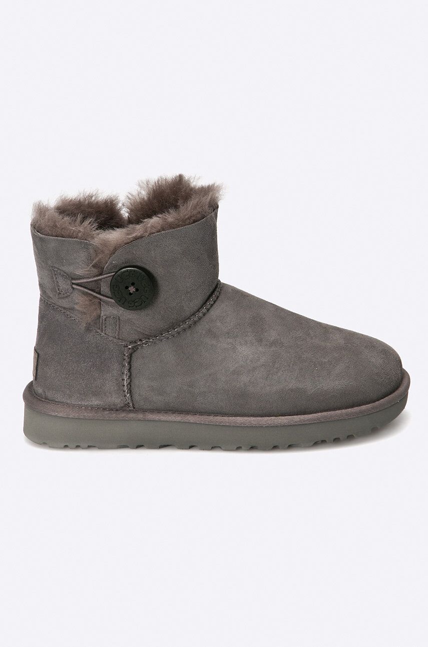 UGG cizme de zăpadă Mini Bailey Button II femei, culoarea: gri, cu toc plat, model căptușit 1016422.GRY UGG cizme de zăpadă Mini Bailey Button II femei, culoarea: gri, cu toc plat, model căptușit 1016422.GRY