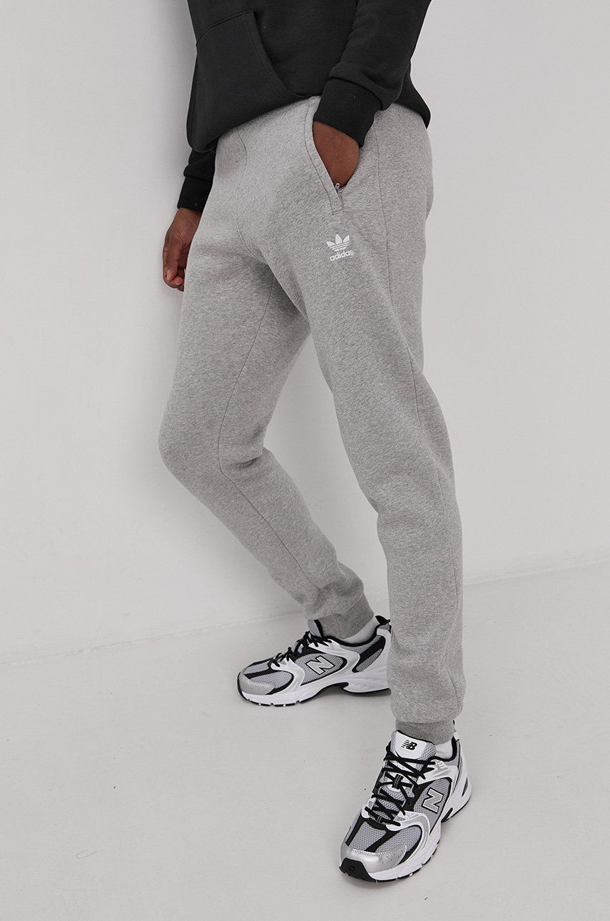 Adidas Originals Pantaloni H34659 bărbați, culoarea gri, material neted H34659-MGREYH Adidas Originals Pantaloni H34659 bărbați, culoarea gri, material neted H34659-MGREYH