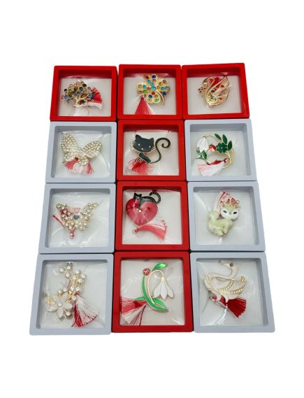 Pachet Avantajos En-gros Brosa Martisor marime mare in cutie cu expunere 3D, 8.5×8.5×2cm, modele combinate Pachet Avantajos En-gros Brosa Martisor marime mare in cutie cu expunere 3D, 8.5×8.5×2cm, modele combinate