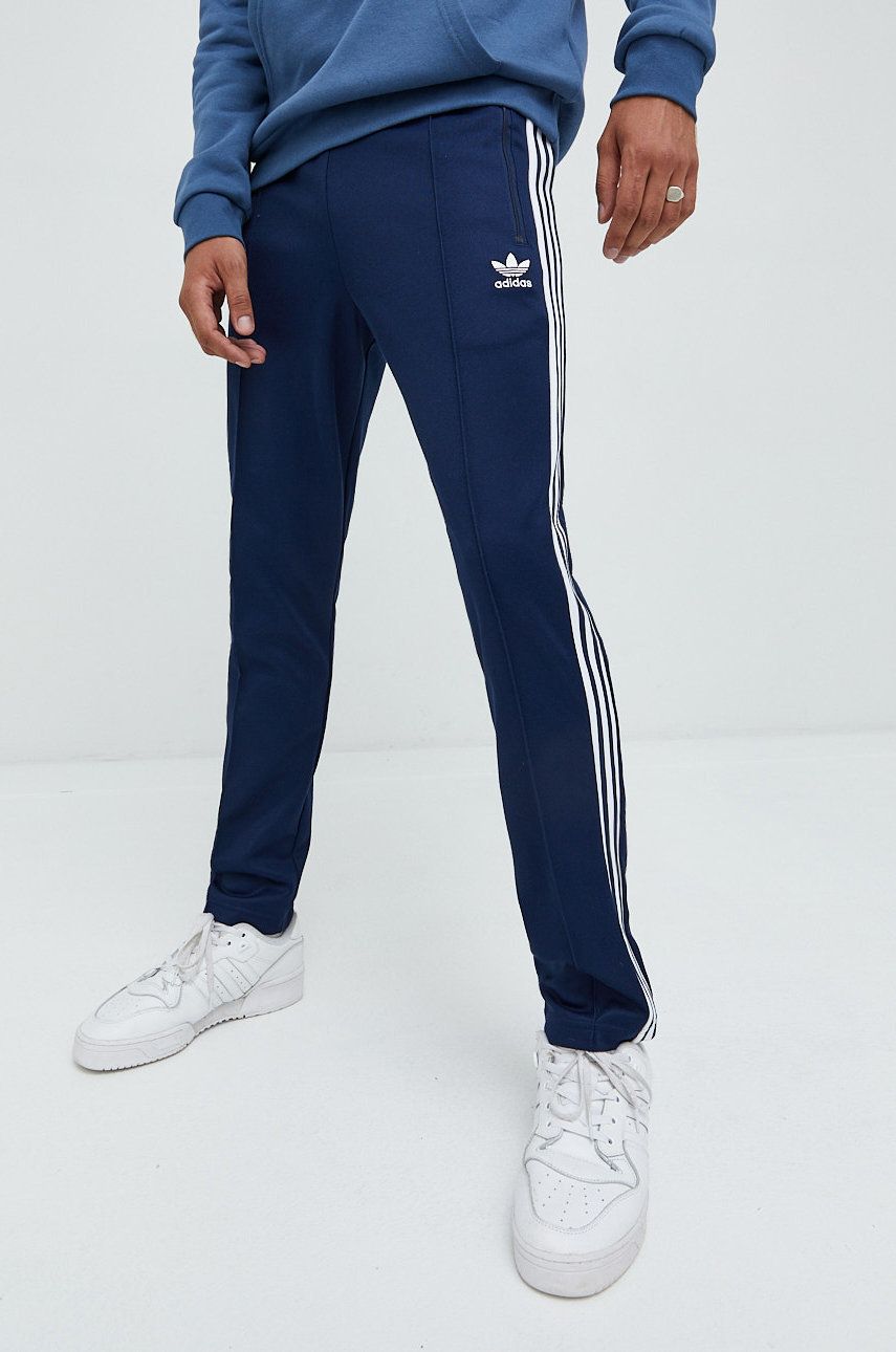 adidas Originals pantaloni de trening barbati, culoarea albastru marin, cu imprimeu adidas Originals pantaloni de trening barbati, culoarea albastru marin, cu imprimeu