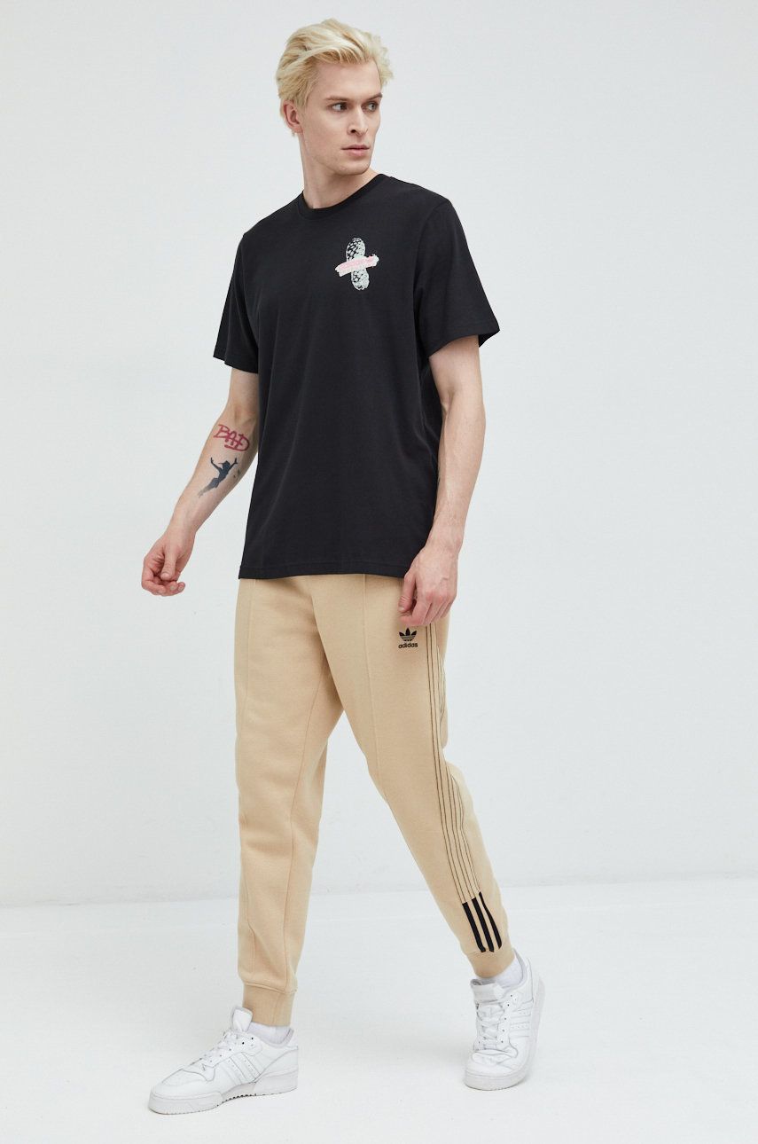 adidas Originals pantaloni de trening barbati, culoarea bej, cu imprimeu adidas Originals pantaloni de trening barbati, culoarea bej, cu imprimeu