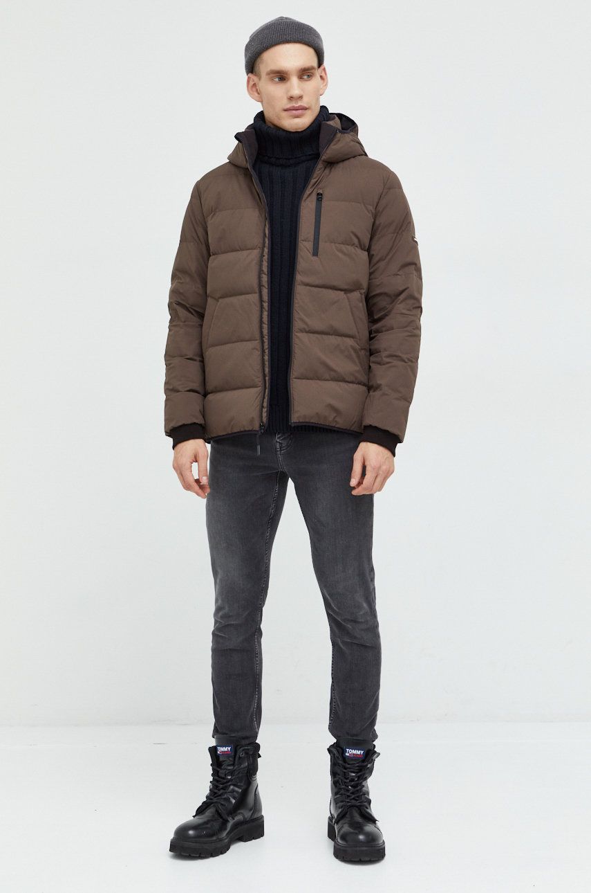 Abercrombie & Fitch geaca de puf barbati, culoarea maro, de tranzitie Abercrombie & Fitch geaca de puf barbati, culoarea maro, de tranzitie