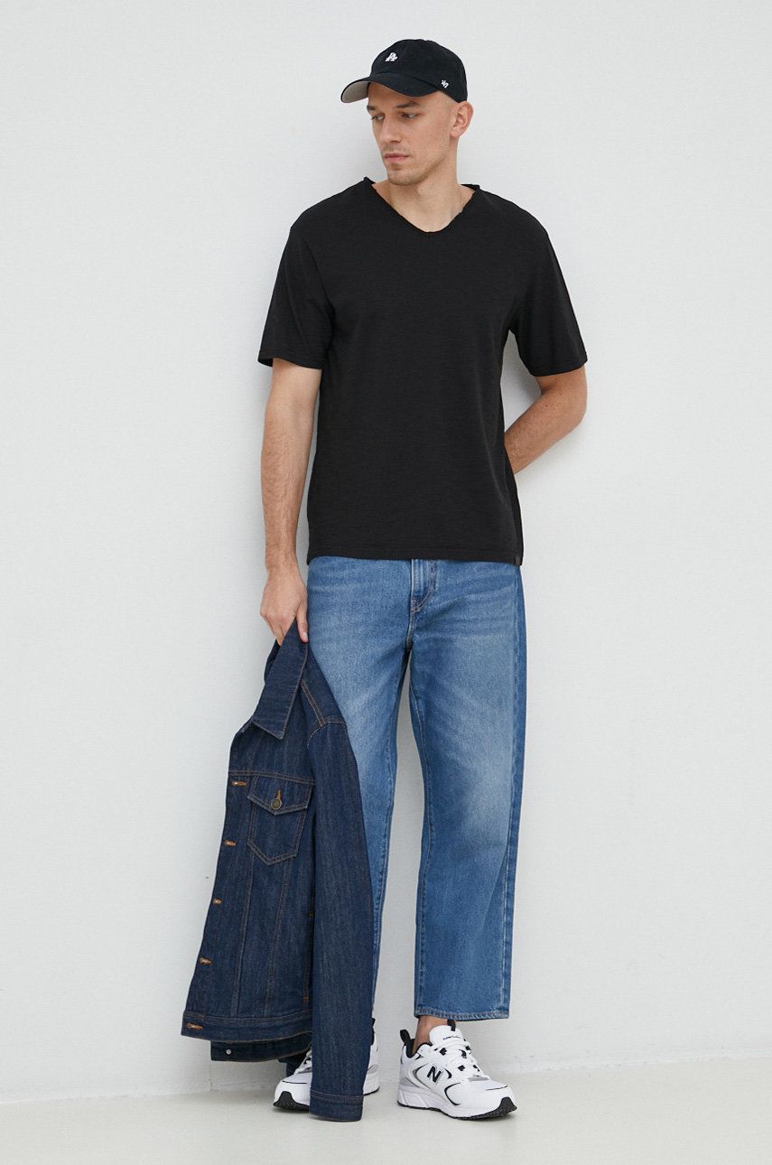 United Colors of Benetton tricou din bumbac culoarea negru, neted United Colors of Benetton tricou din bumbac culoarea negru, neted