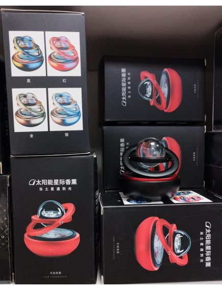 Odorizant Auto ENGROSS, Cu Incarcare Solara, Baza Antiderapanta, Ulei Esential si Pipeta Incluse, Model Planeta , Negru si Rosu Odorizant Auto ENGROSS, Cu Incarcare Solara, Baza Antiderapanta, Ulei Esential si Pipeta Incluse, Model Planeta , Negru si Rosu