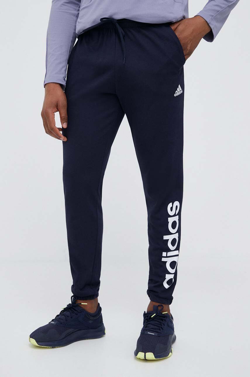 adidas pantaloni de antrenament Essentials culoarea albastru marin, cu imprimeu adidas pantaloni de antrenament Essentials culoarea albastru marin, cu imprimeu