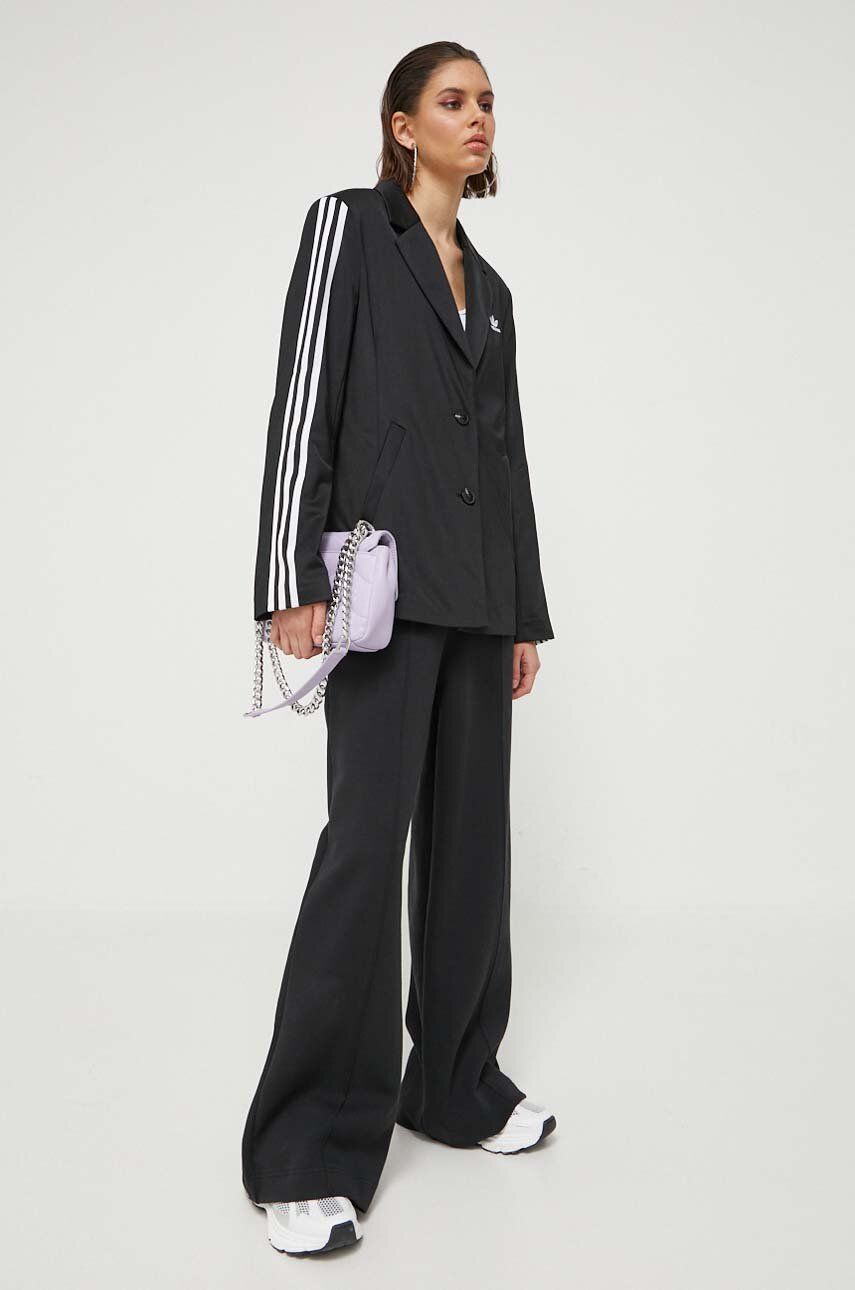 adidas Originals sacou culoarea negru, un singur rând de nasturi IK0440 adidas Originals sacou culoarea negru, un singur rând de nasturi IK0440