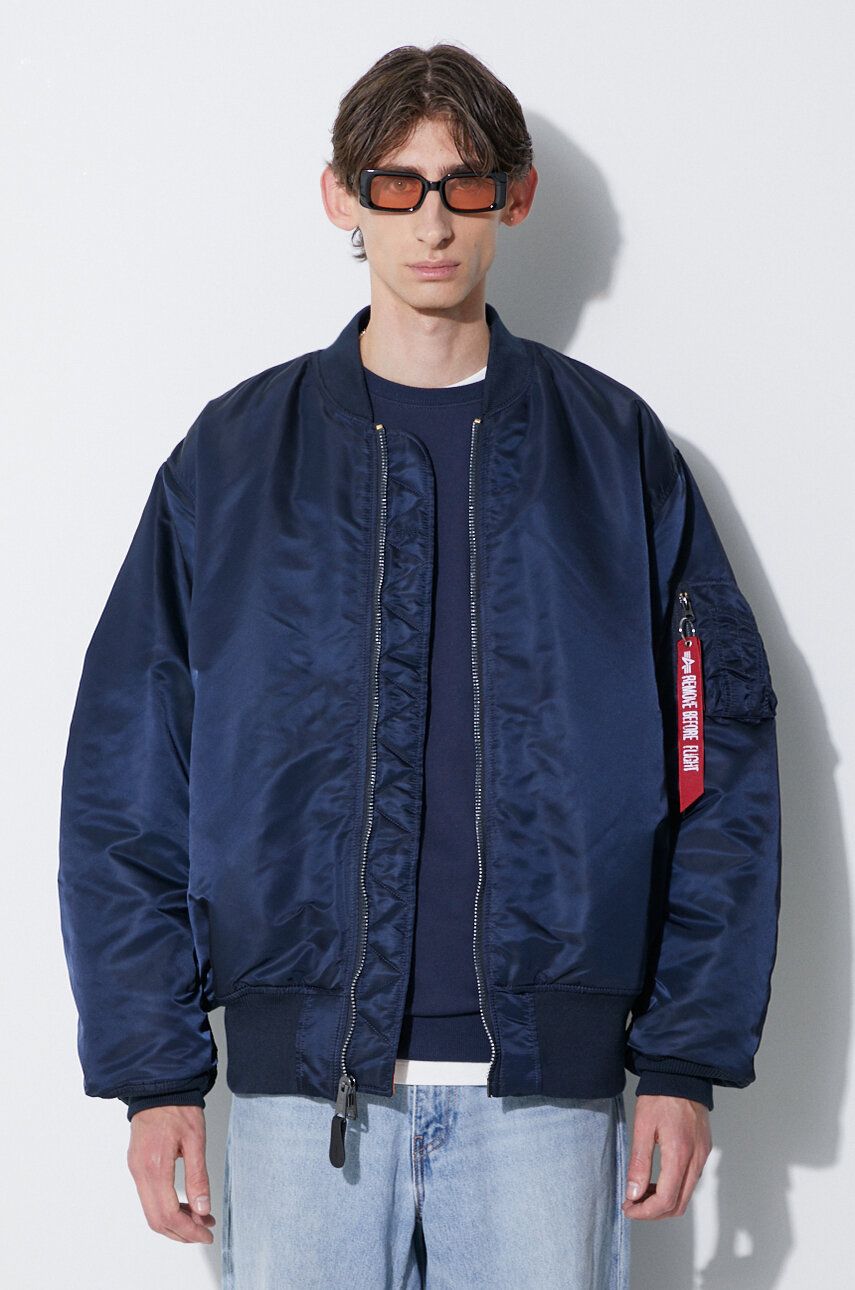 Alpha Industries geacă MA-1 bărbați, culoarea bleumarin, de tranziție, oversize 100101.07-rep.blue Alpha Industries geacă MA-1 bărbați, culoarea bleumarin, de tranziție, oversize 100101.07-rep.blue