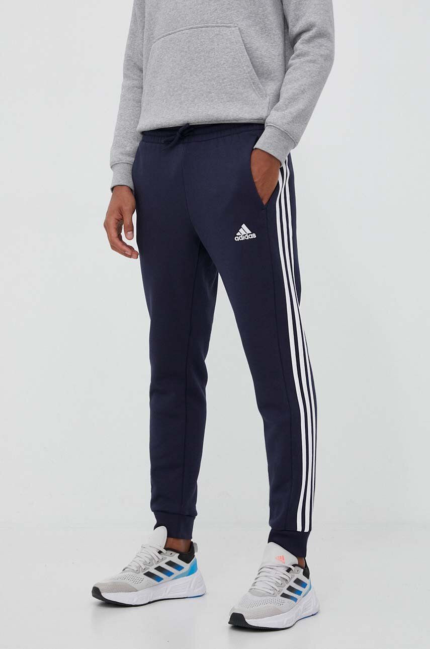 adidas pantaloni de trening culoarea bleumarin, cu imprimeu IJ6493 adidas pantaloni de trening culoarea bleumarin, cu imprimeu IJ6493
