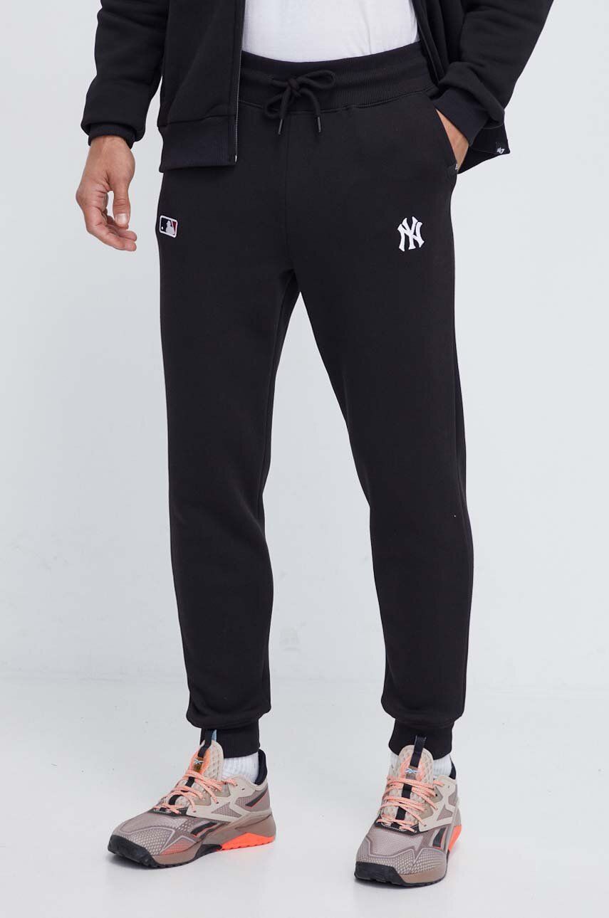 47brand pantaloni de trening MLB New York Yankees culoarea negru, cu imprimeu 47brand pantaloni de trening MLB New York Yankees culoarea negru, cu imprimeu