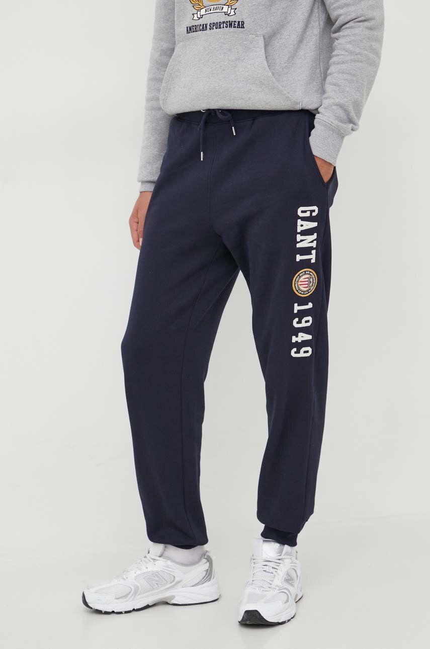 Gant pantaloni de trening din bumbac culoarea albastru marin, cu imprimeu Gant pantaloni de trening din bumbac culoarea albastru marin, cu imprimeu