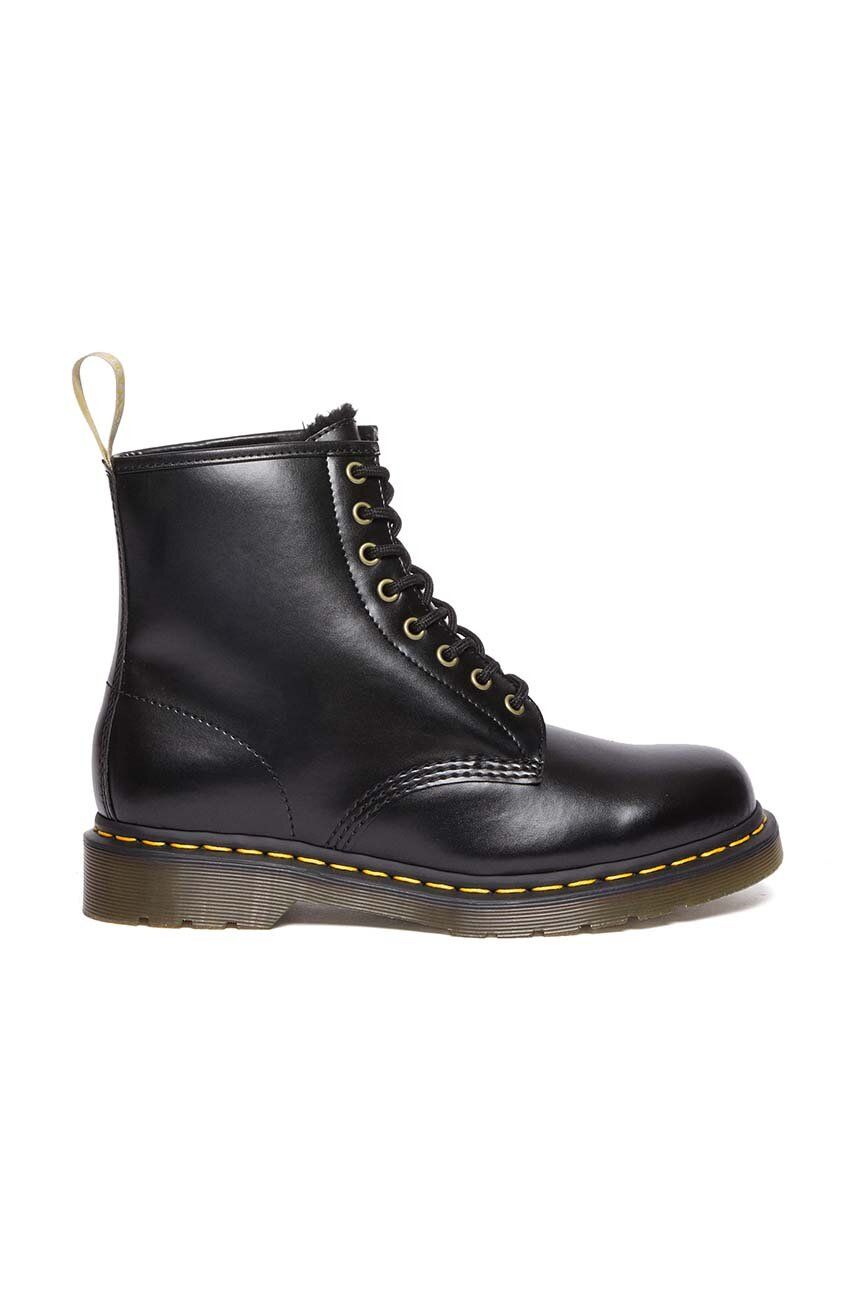 Dr. Martens bocanci Vegan 1460 femei, culoarea negru, cu toc plat, izolat, DM31136001 Dr. Martens bocanci Vegan 1460 femei, culoarea negru, cu toc plat, izolat, DM31136001