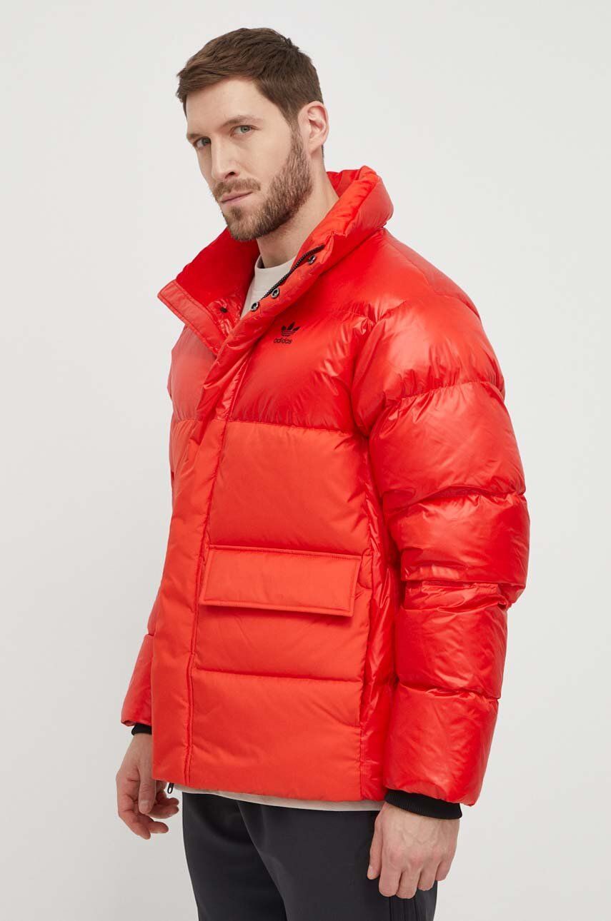 adidas Originals geacă de puf bărbați, culoarea roșu, de iarnă IR7132 adidas Originals geacă de puf bărbați, culoarea roșu, de iarnă IR7132