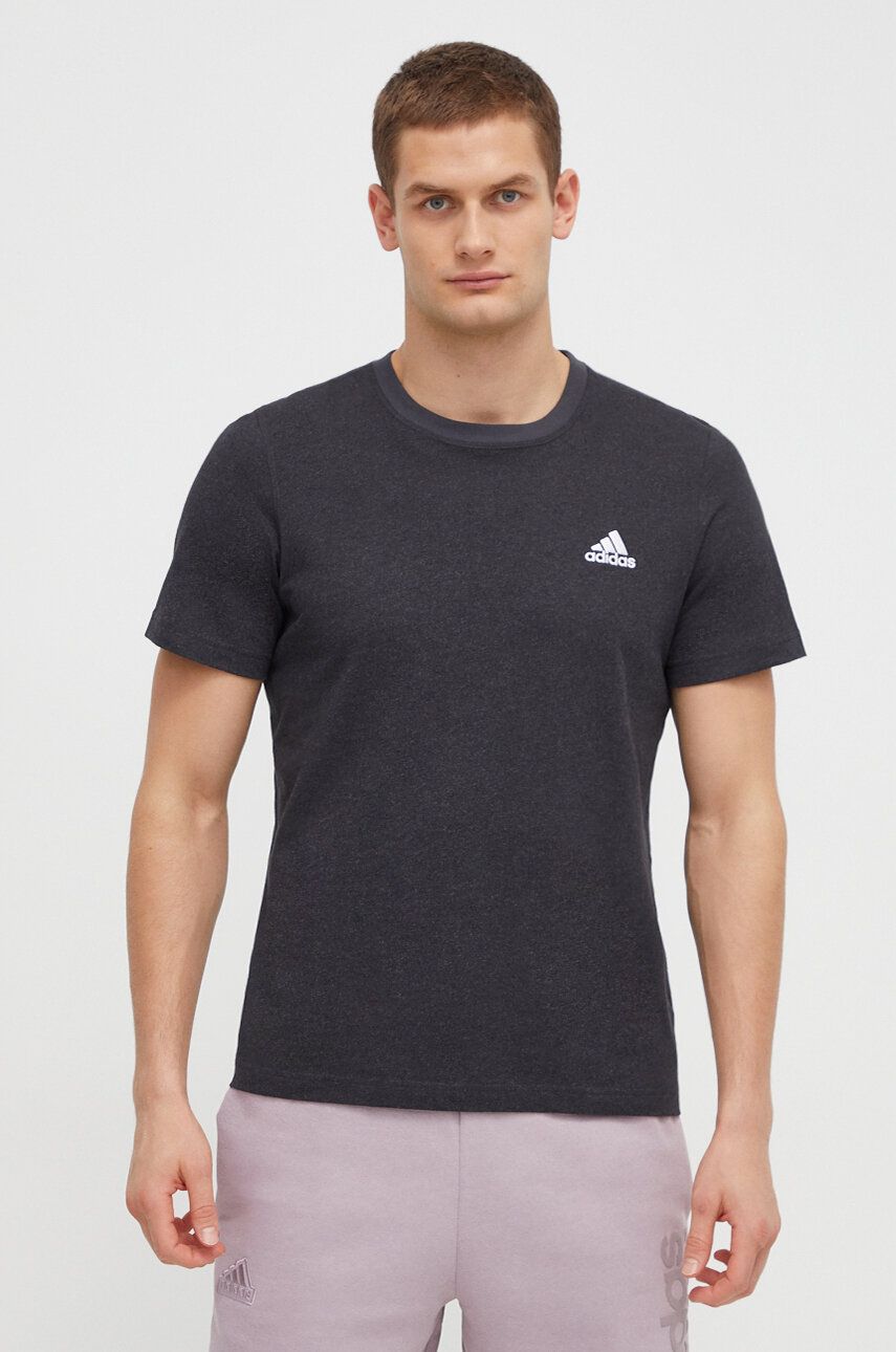 adidas tricou din bumbac bărbați, culoarea gri, cu imprimeu IN7123 adidas tricou din bumbac bărbați, culoarea gri, cu imprimeu IN7123