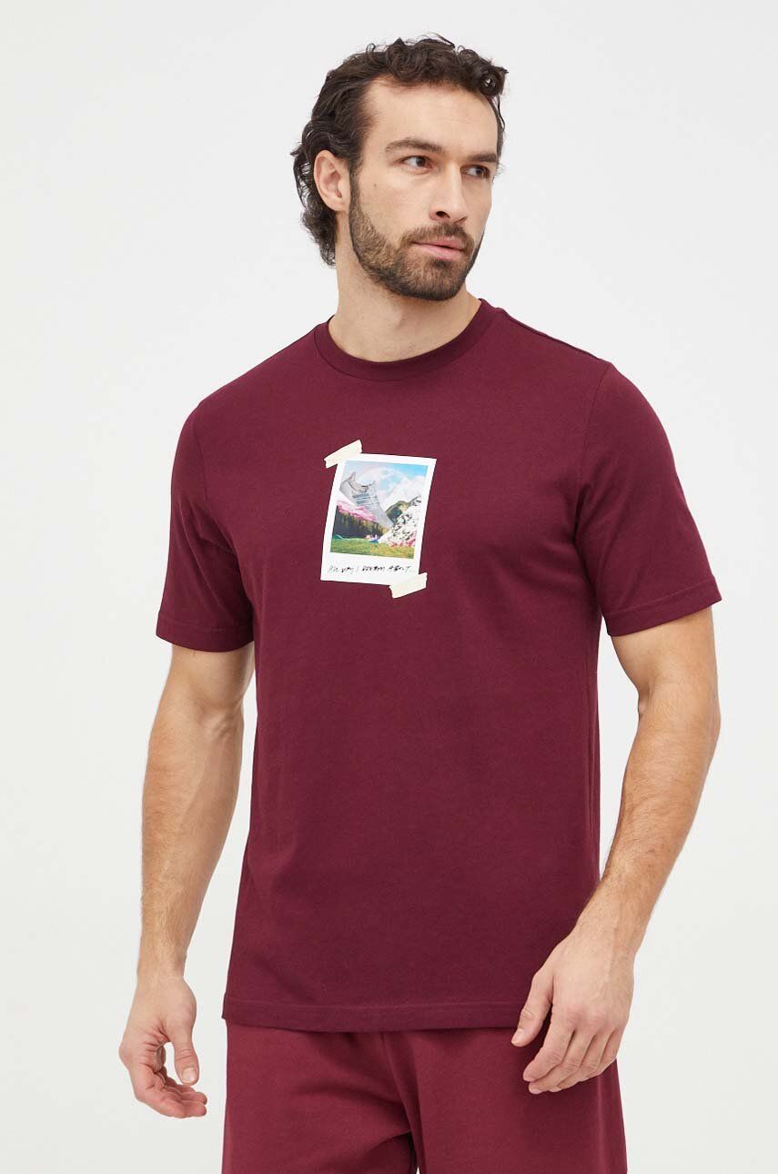 adidas tricou din bumbac bărbați, culoarea bordo, cu imprimeu IS9045 adidas tricou din bumbac bărbați, culoarea bordo, cu imprimeu IS9045