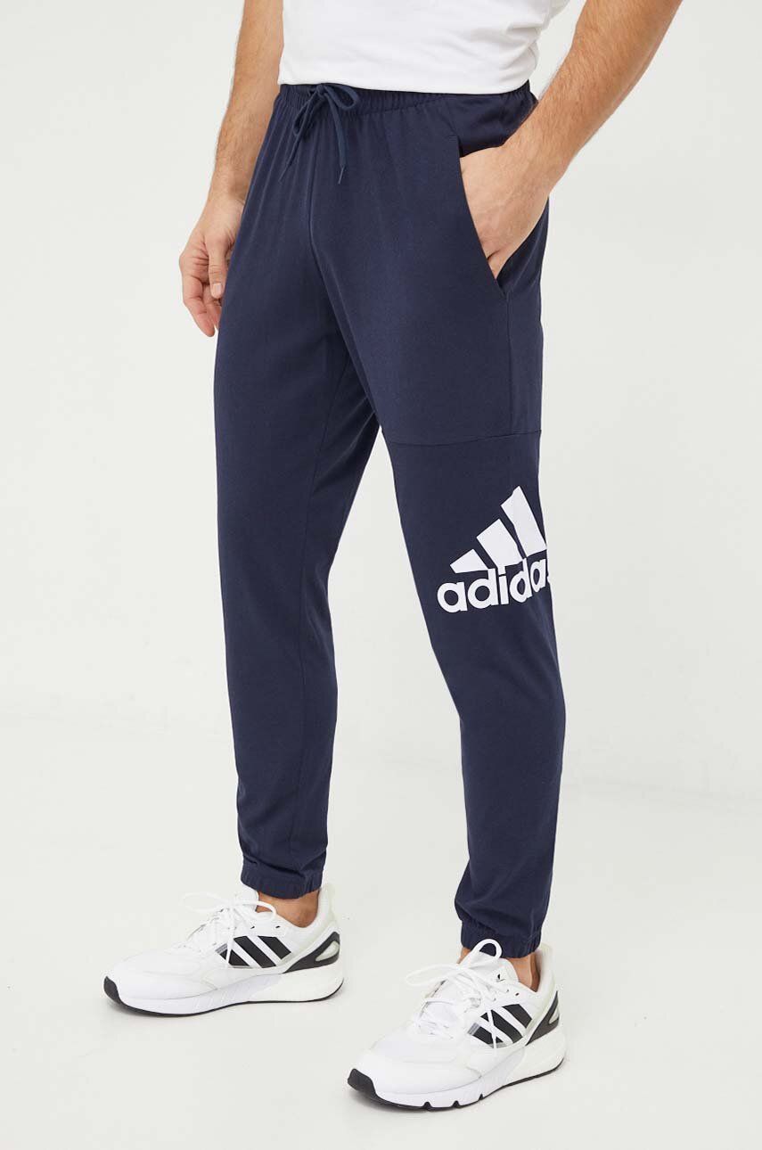 adidas pantaloni de trening culoarea bleumarin, cu imprimeu IC9428 adidas pantaloni de trening culoarea bleumarin, cu imprimeu IC9428