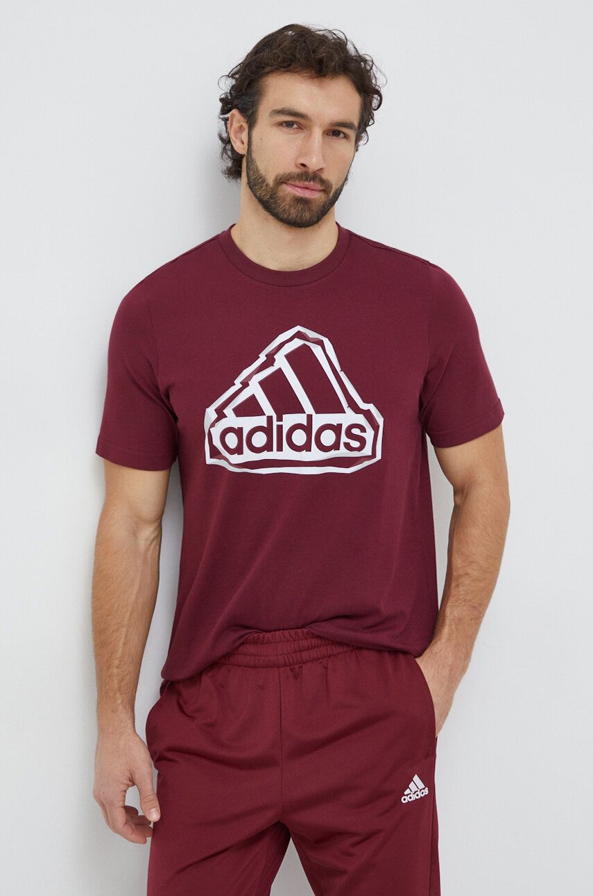 adidas tricou din bumbac bărbați, culoarea bordo, cu imprimeu IM8302 adidas tricou din bumbac bărbați, culoarea bordo, cu imprimeu IM8302