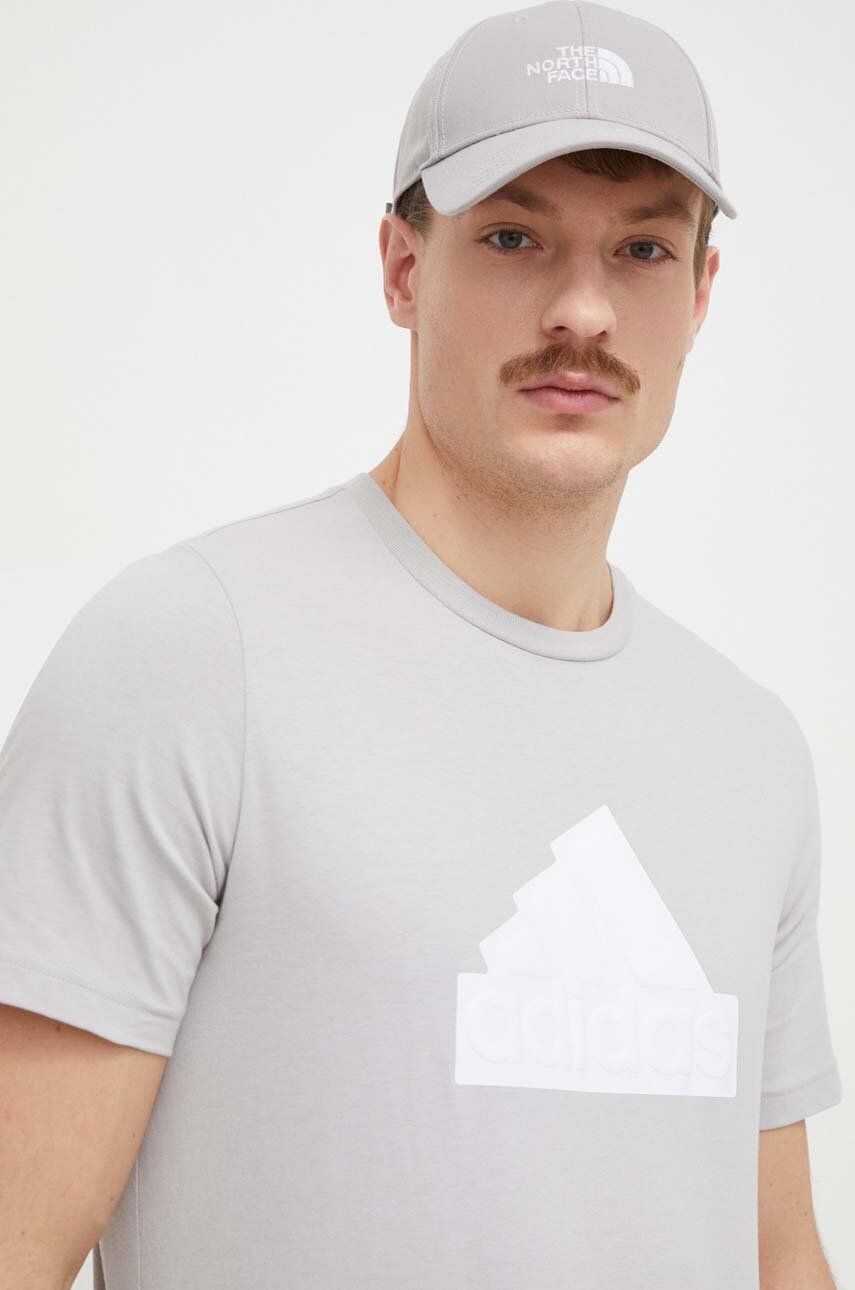 adidas tricou din bumbac bărbați, culoarea gri, cu imprimeu IY4283 adidas tricou din bumbac bărbați, culoarea gri, cu imprimeu IY4283