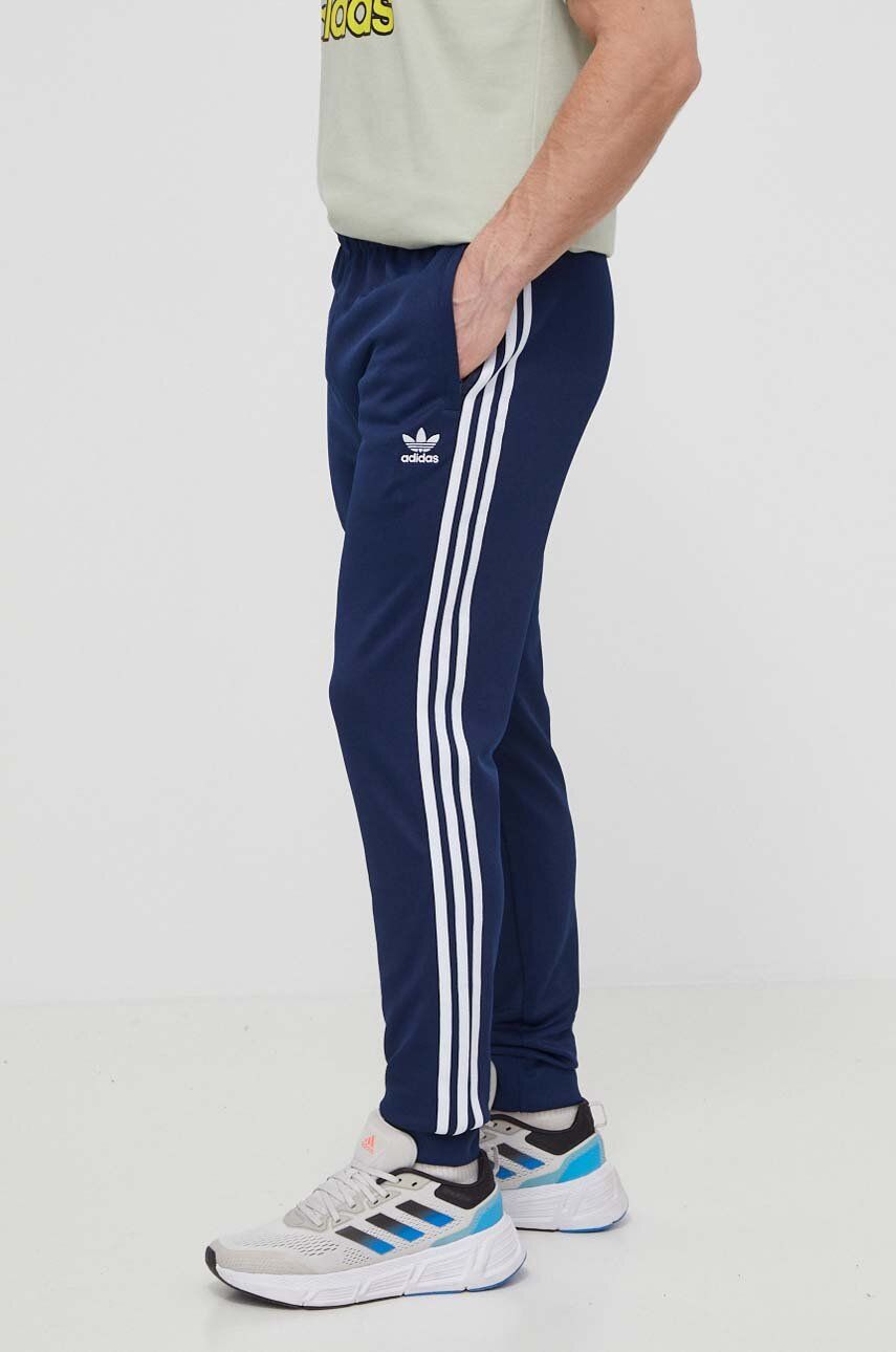 adidas Originals pantaloni de trening Adicolor Classics SST culoarea bleumarin, cu imprimeu, IR9887 adidas Originals pantaloni de trening Adicolor Classics SST culoarea bleumarin, cu imprimeu, IR9887