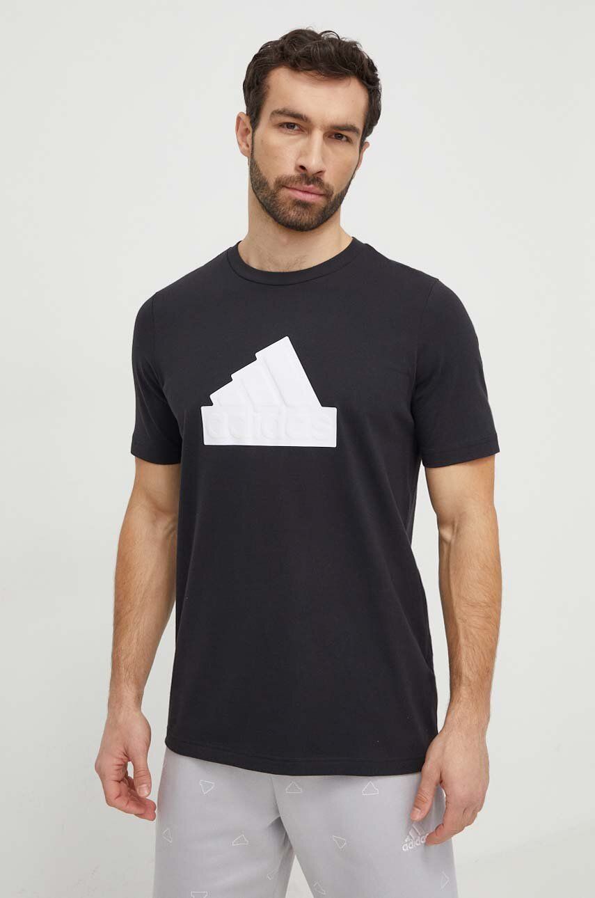 adidas tricou din bumbac bărbați, culoarea negru, cu imprimeu IZ1621 adidas tricou din bumbac bărbați, culoarea negru, cu imprimeu IZ1621