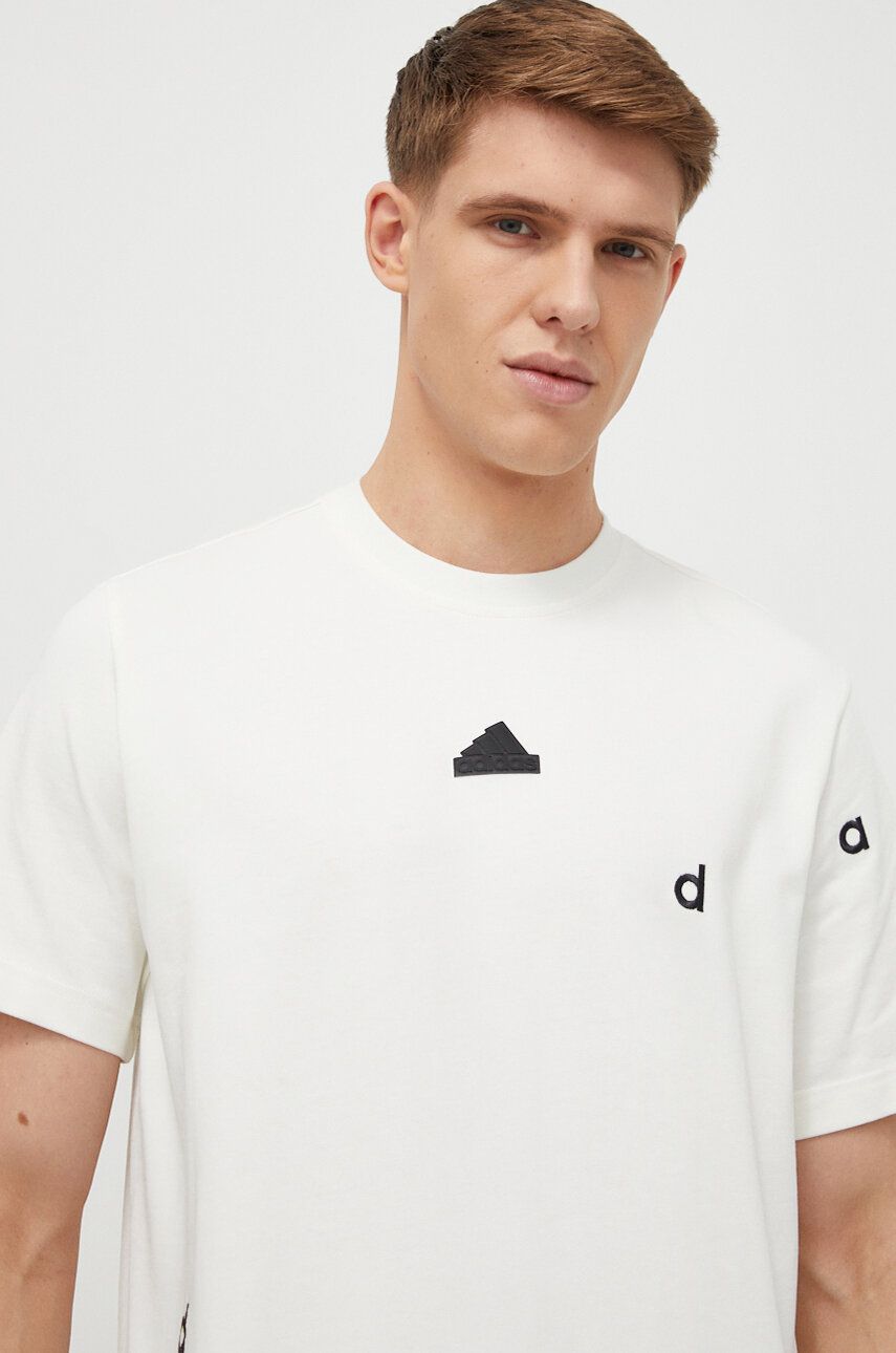 adidas tricou din bumbac bărbați, culoarea bej, cu imprimeu IS1992 adidas tricou din bumbac bărbați, culoarea bej, cu imprimeu IS1992