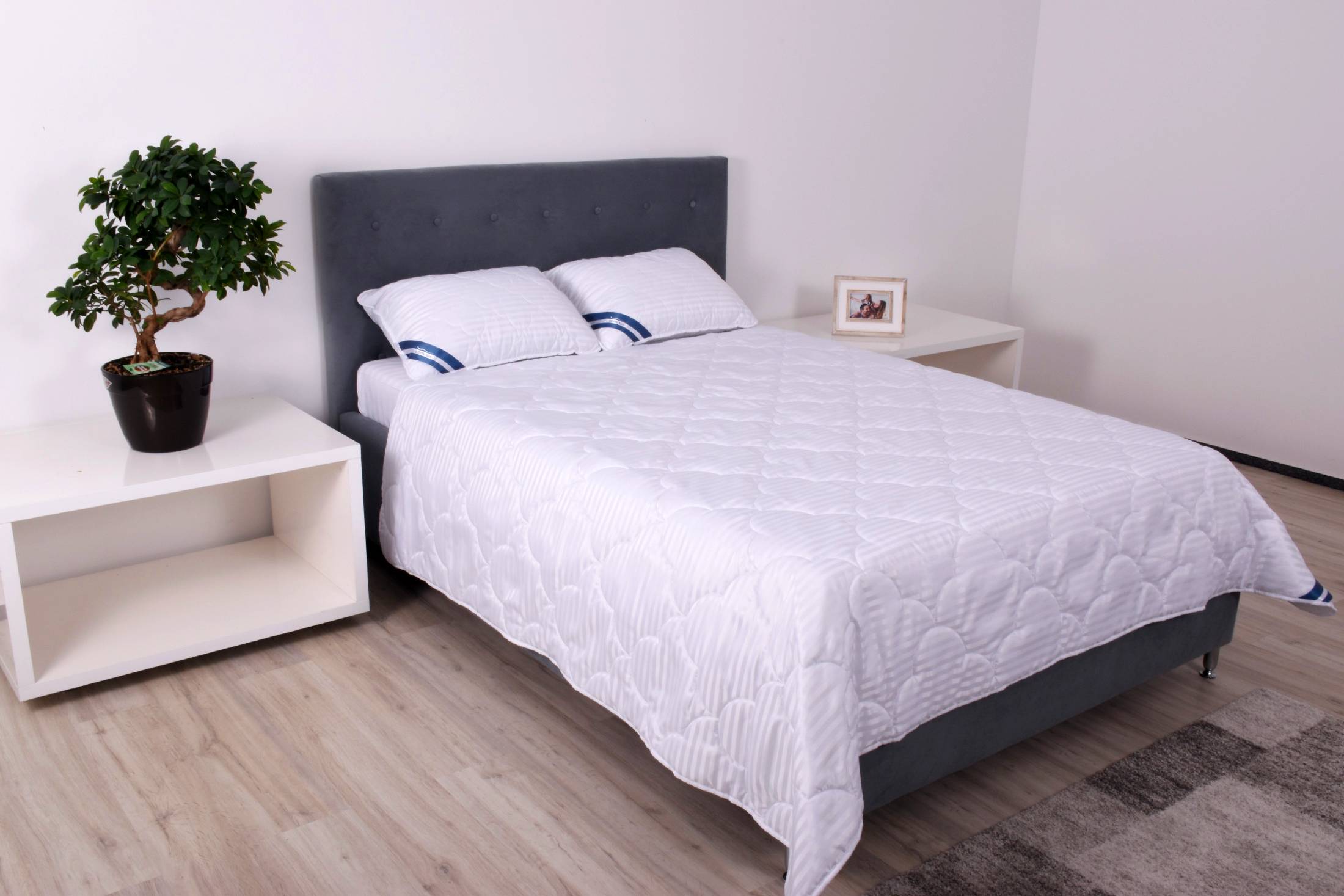 Pilota 200×220 cm microfibra striata alba matlasata model lacrimi, 200 g, de vara Pilota 200×220 cm microfibra striata alba matlasata model lacrimi, 200 g, de vara