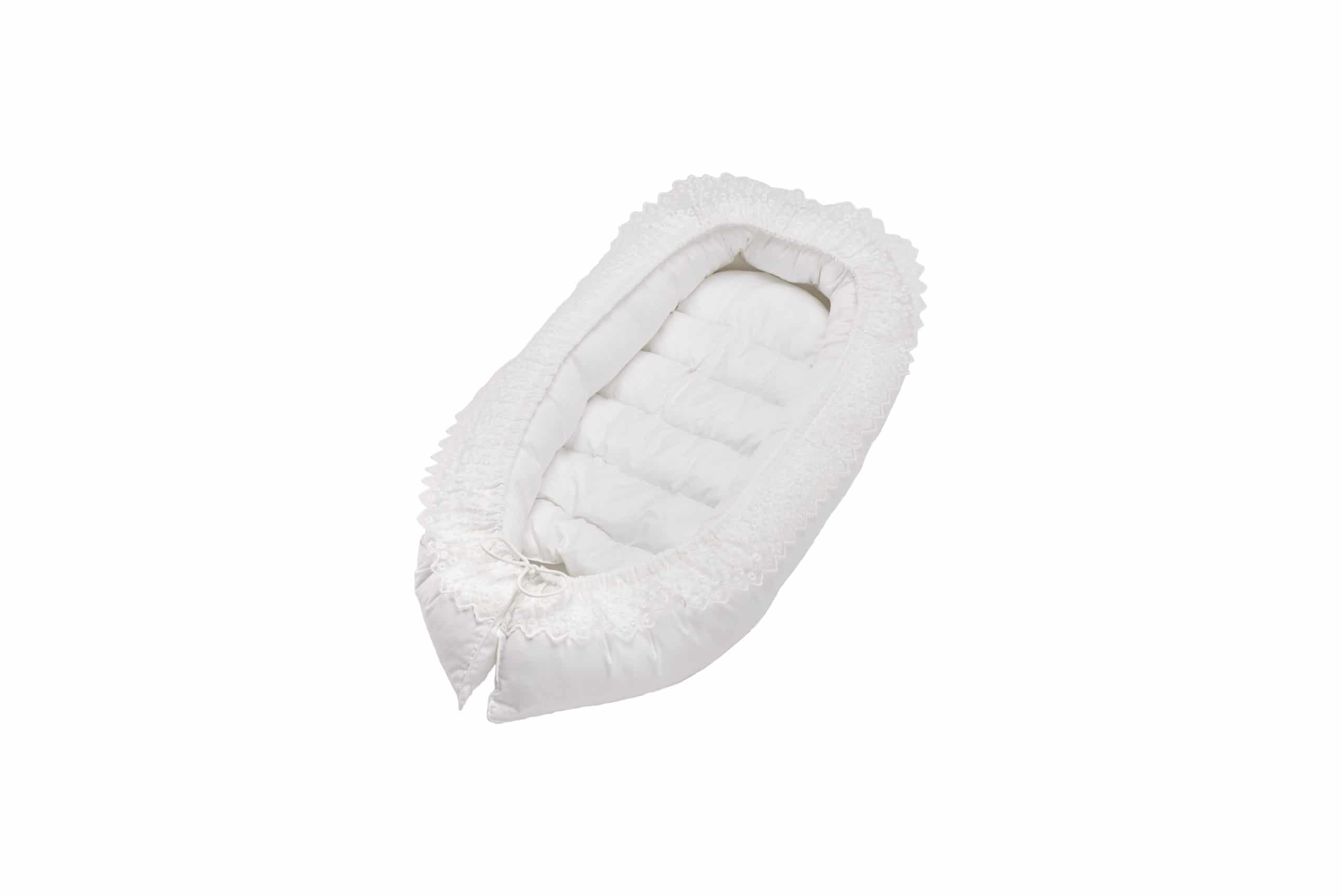 Pozitionator SomnArt baby nest, 94x60cm, cu dantela, alb Pozitionator SomnArt baby nest, 94x60cm, cu dantela, alb