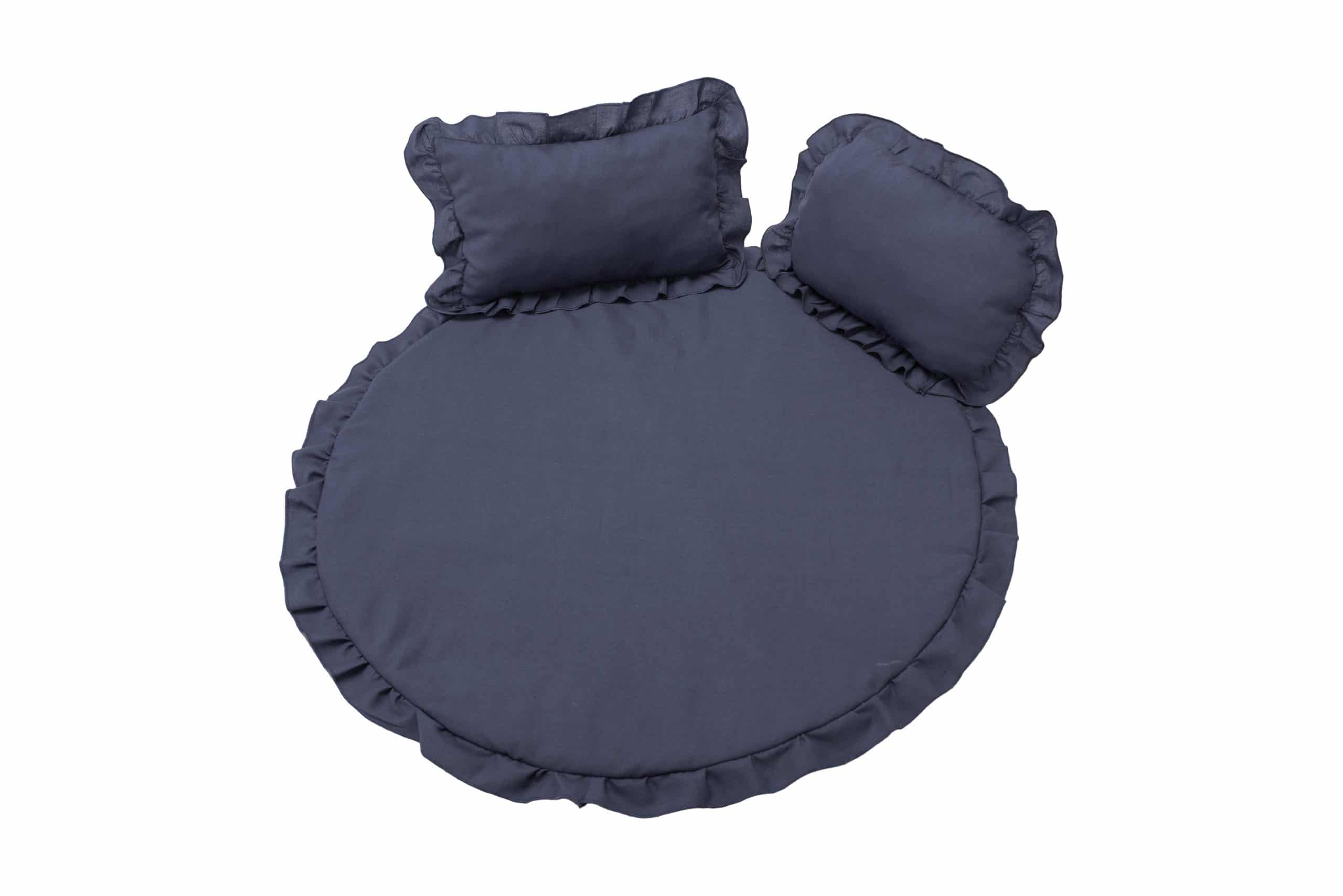 Set covoras impermeabil cu volan + 2 perne SomnArt, din in, Albastru Set covoras impermeabil cu volan + 2 perne SomnArt, din in, Albastru
