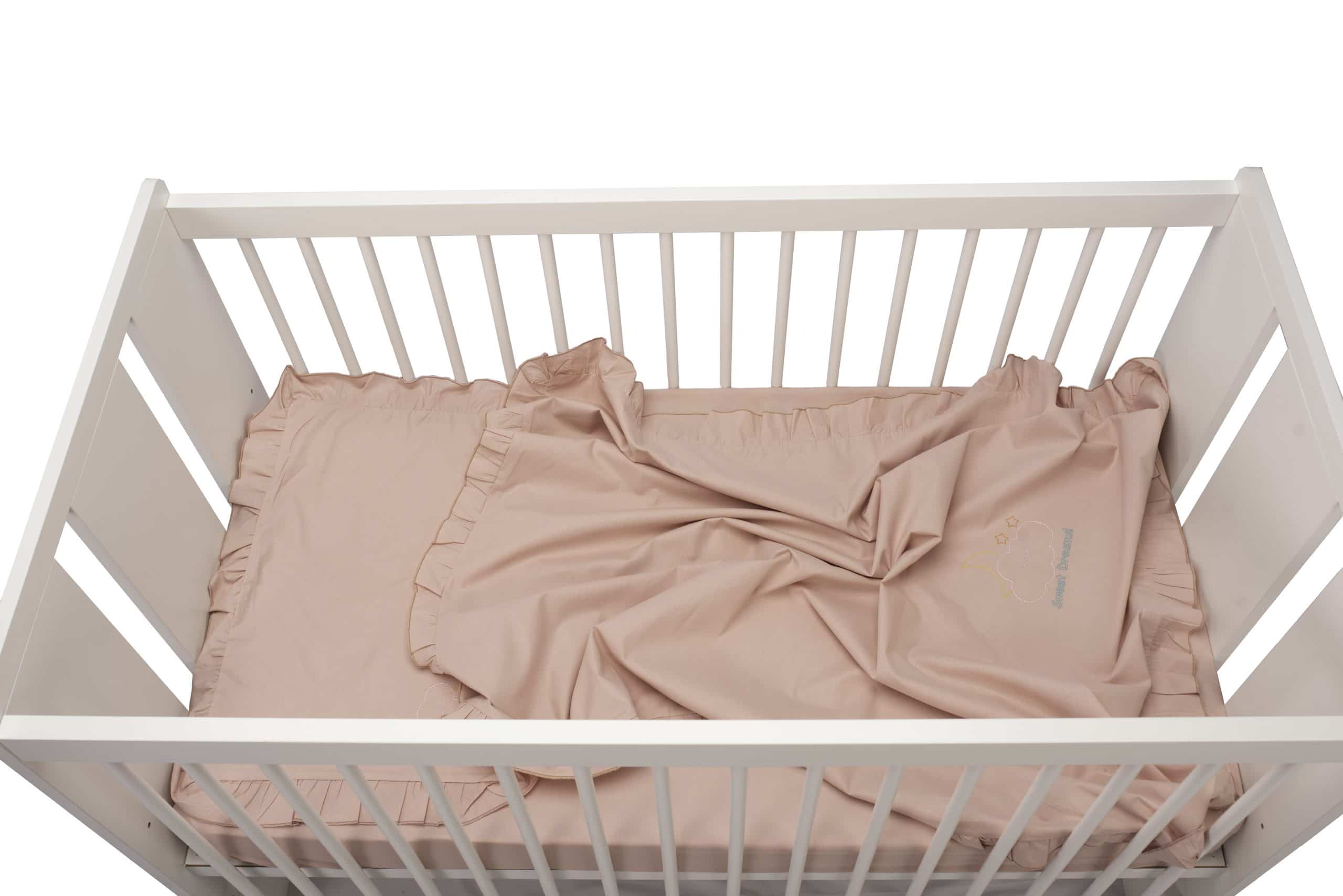 Set lenjerie patut bebe, bumbac (cearceaf pat 60x120, cearceaf pilota 80x110, fata perna 35x50), brodata, cu volan, ROZ Set lenjerie patut bebe, bumbac (cearceaf pat 60x120, cearceaf pilota 80x110, fata perna 35x50), brodata, cu volan, ROZ