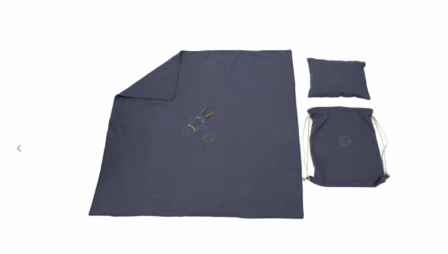 Set paturica + perna + rucsac SomnArt, cu broderie, din in, Albastru Set paturica + perna + rucsac SomnArt, cu broderie, din in, Albastru