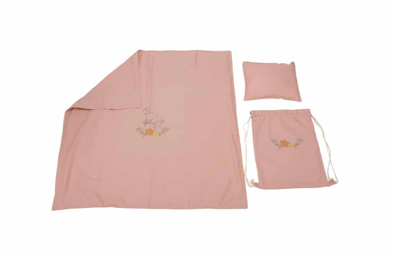 Set paturica + perna + rucsac SomnArt, cu broderie, din in, Roz Set paturica + perna + rucsac SomnArt, cu broderie, din in, Roz