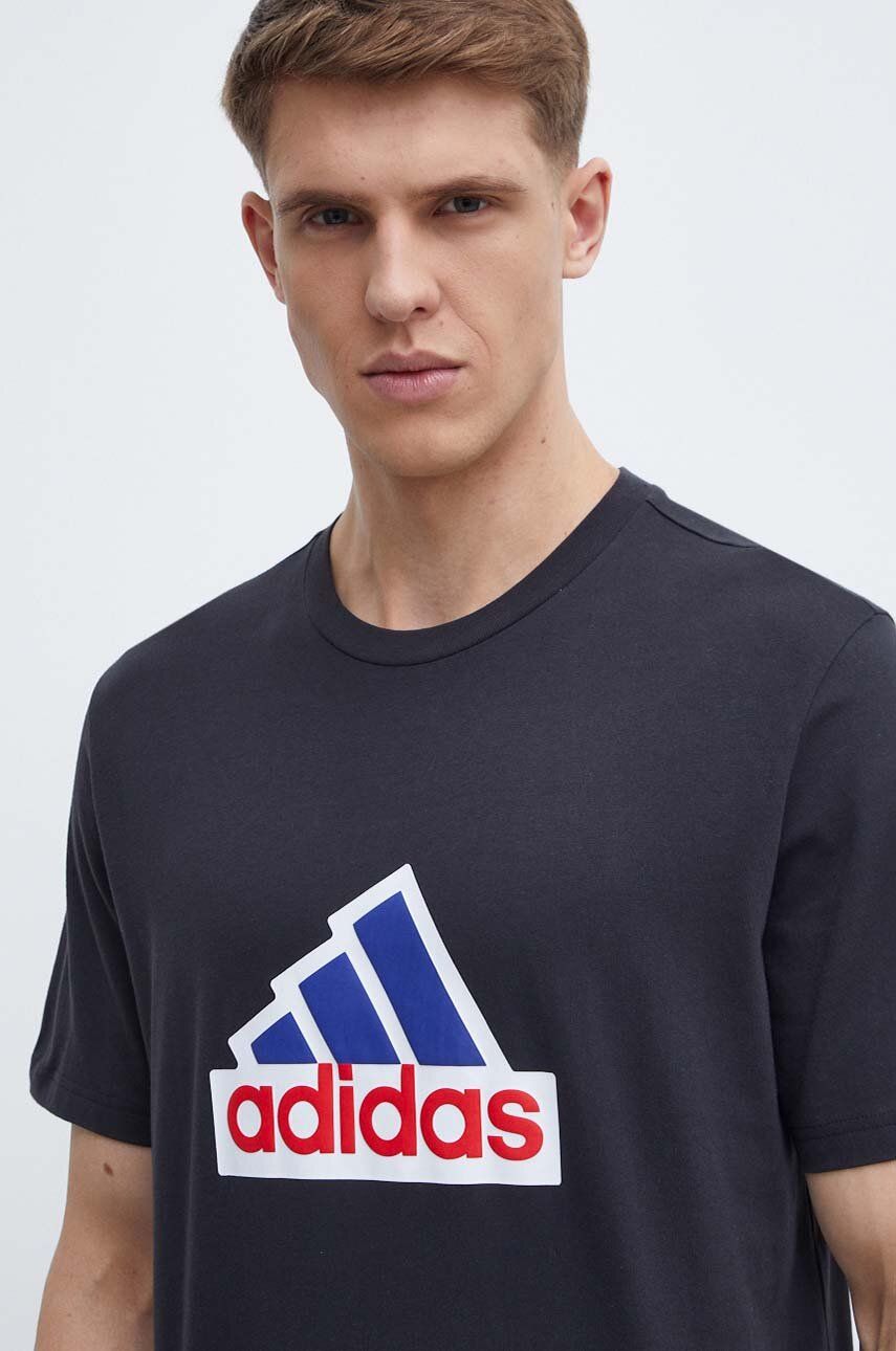 adidas tricou din bumbac barbati, culoarea negru, cu imprimeu, IS9596 adidas tricou din bumbac barbati, culoarea negru, cu imprimeu, IS9596