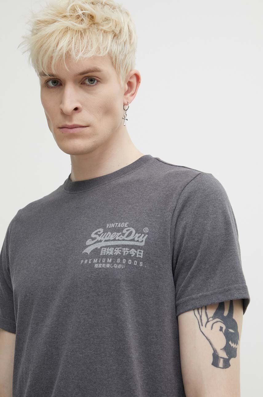Superdry tricou barbati, culoarea gri, cu imprimeu, M1011979A-HHH Superdry tricou barbati, culoarea gri, cu imprimeu, M1011979A-HHH