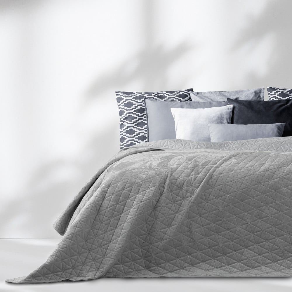 Cuvertură gri deschis matlasată din catifea 220x240 cm Laila – AmeliaHome Cuvertură gri deschis matlasată din catifea 220x240 cm Laila – AmeliaHome