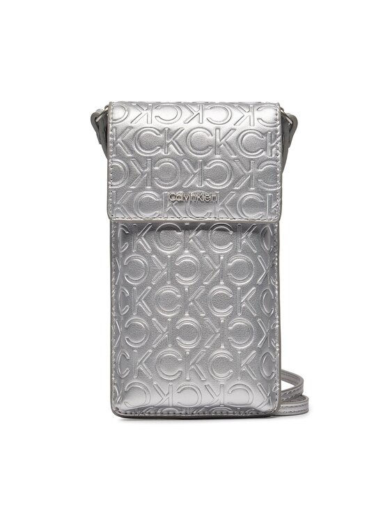 Etui pentru telefon Calvin Klein Ck Must Phone Pouch Xbody_Emb K60K611436 Argintiu Etui pentru telefon Calvin Klein Ck Must Phone Pouch Xbody_Emb K60K611436 Argintiu